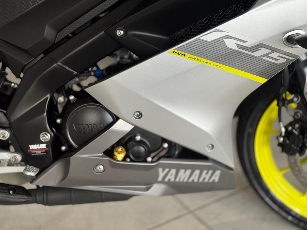 YAMAHA YZF R15 150 - Foto