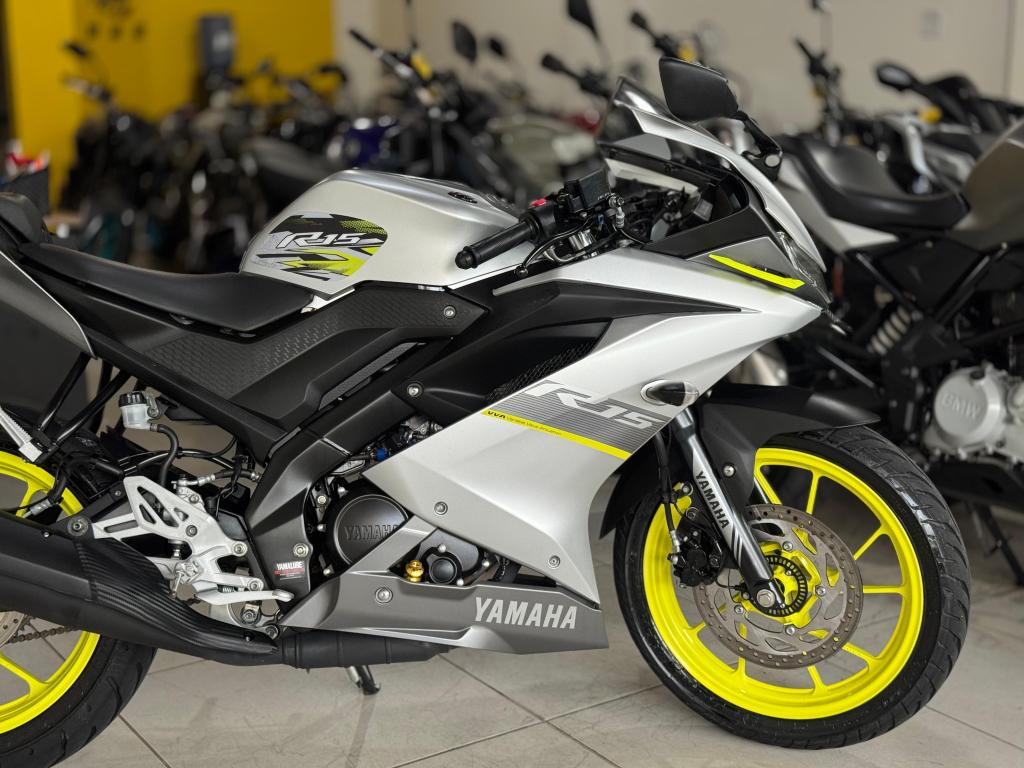 YAMAHA YZF R15 150 - Foto