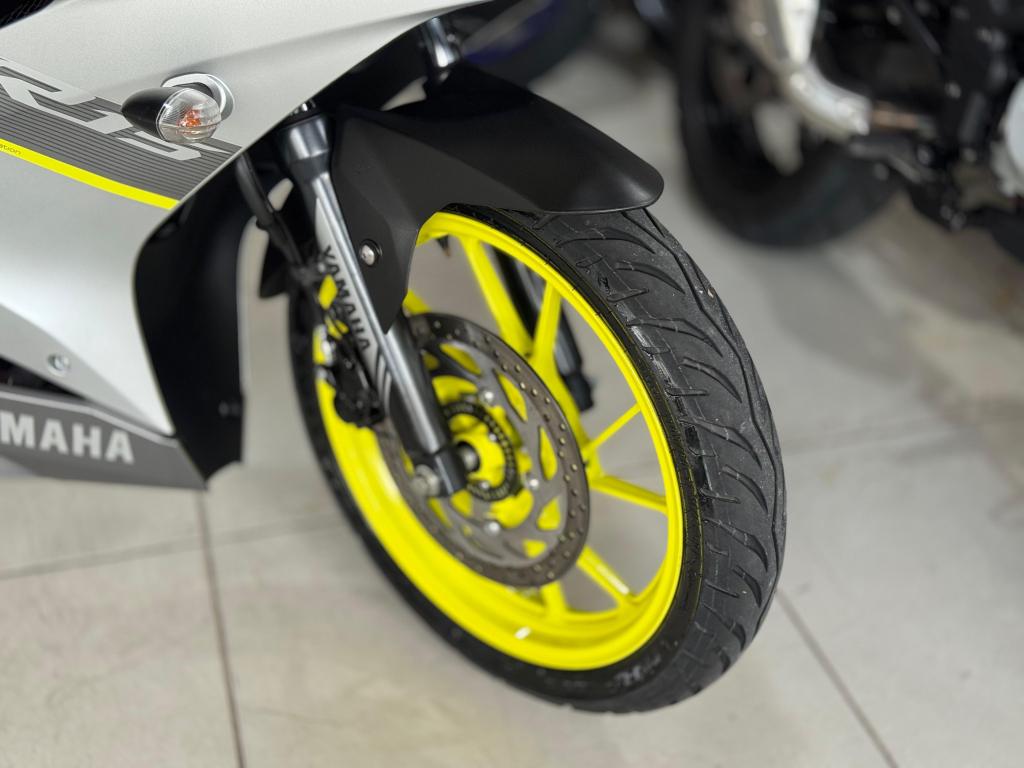 YAMAHA YZF R15 150 - Foto