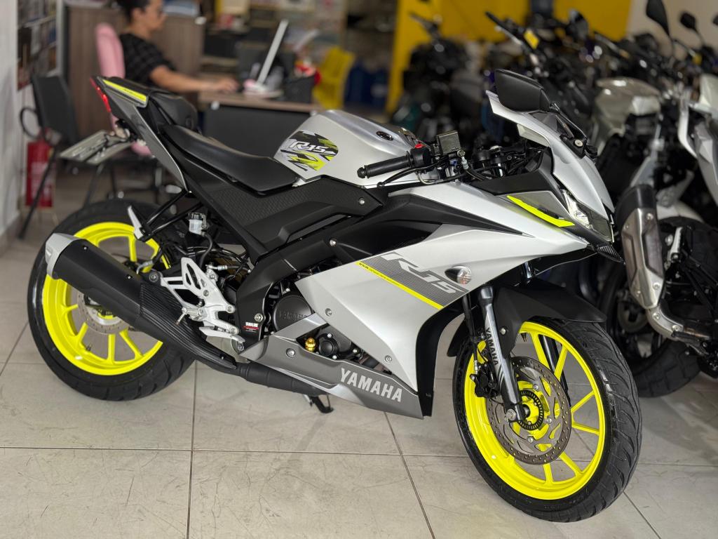 YAMAHA YZF R15 150 - Foto