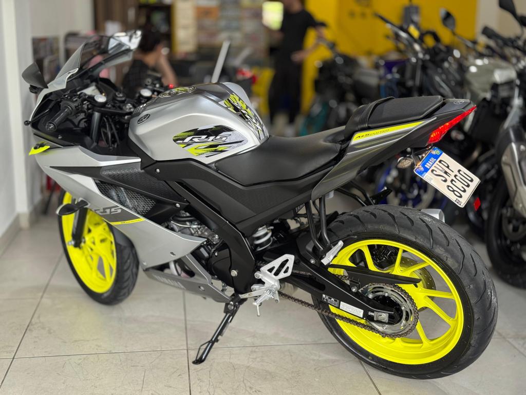 YAMAHA YZF R15 150 - Foto