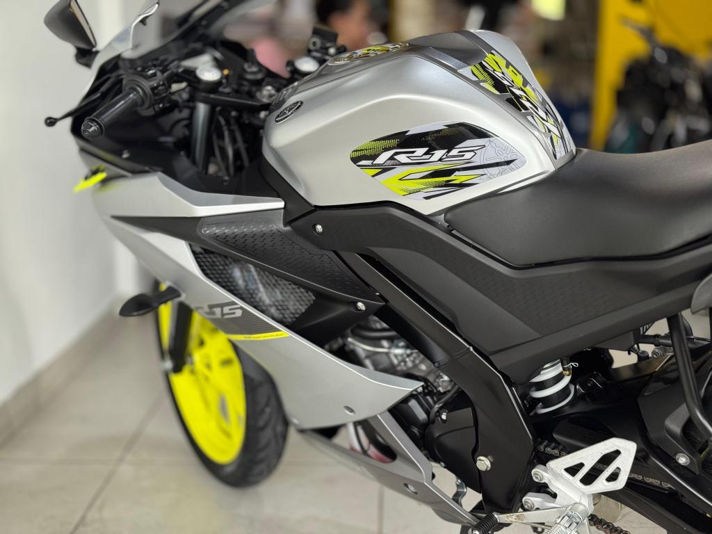 YAMAHA YZF R15 150 - Foto