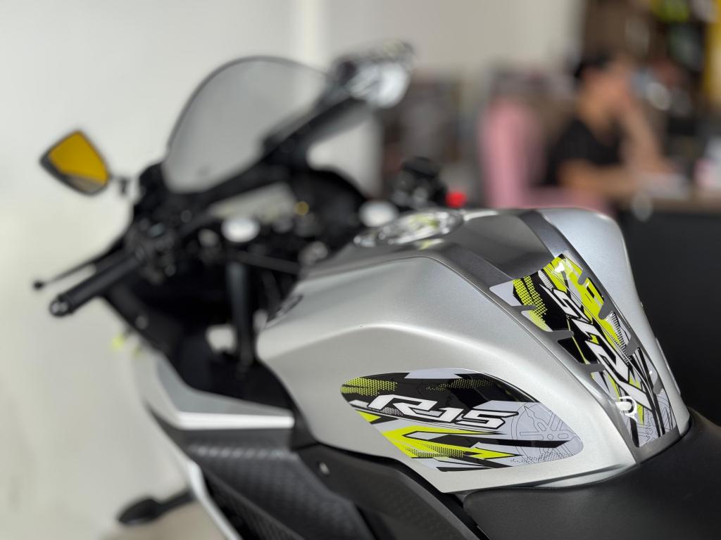 YAMAHA YZF R15 150 - Foto