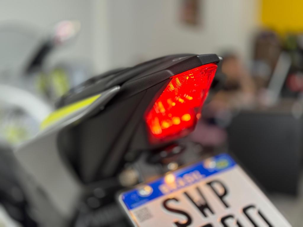 YAMAHA YZF R15 150 - Foto