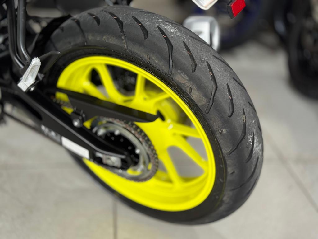 YAMAHA YZF R15 150 - Foto