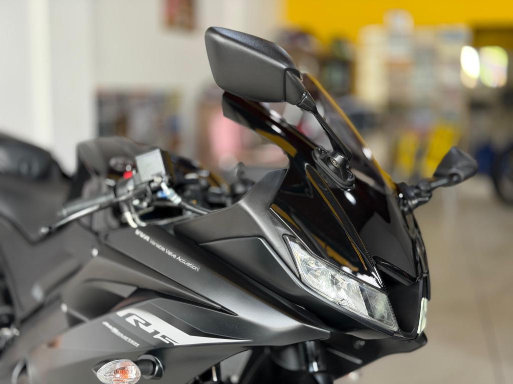 YAMAHA YZF R15 150 - Foto