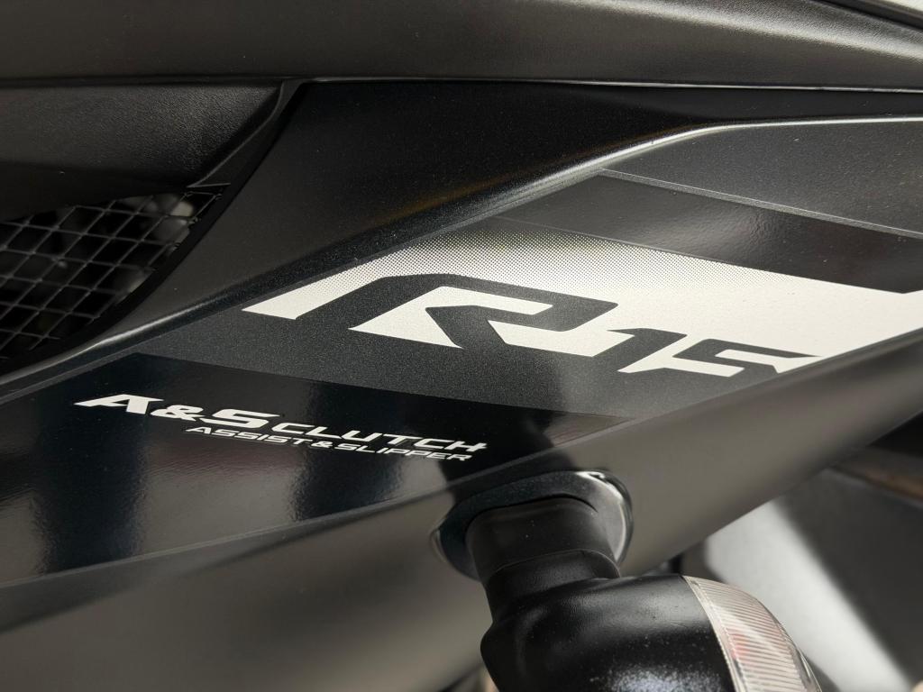 YAMAHA YZF R15 150 - Foto