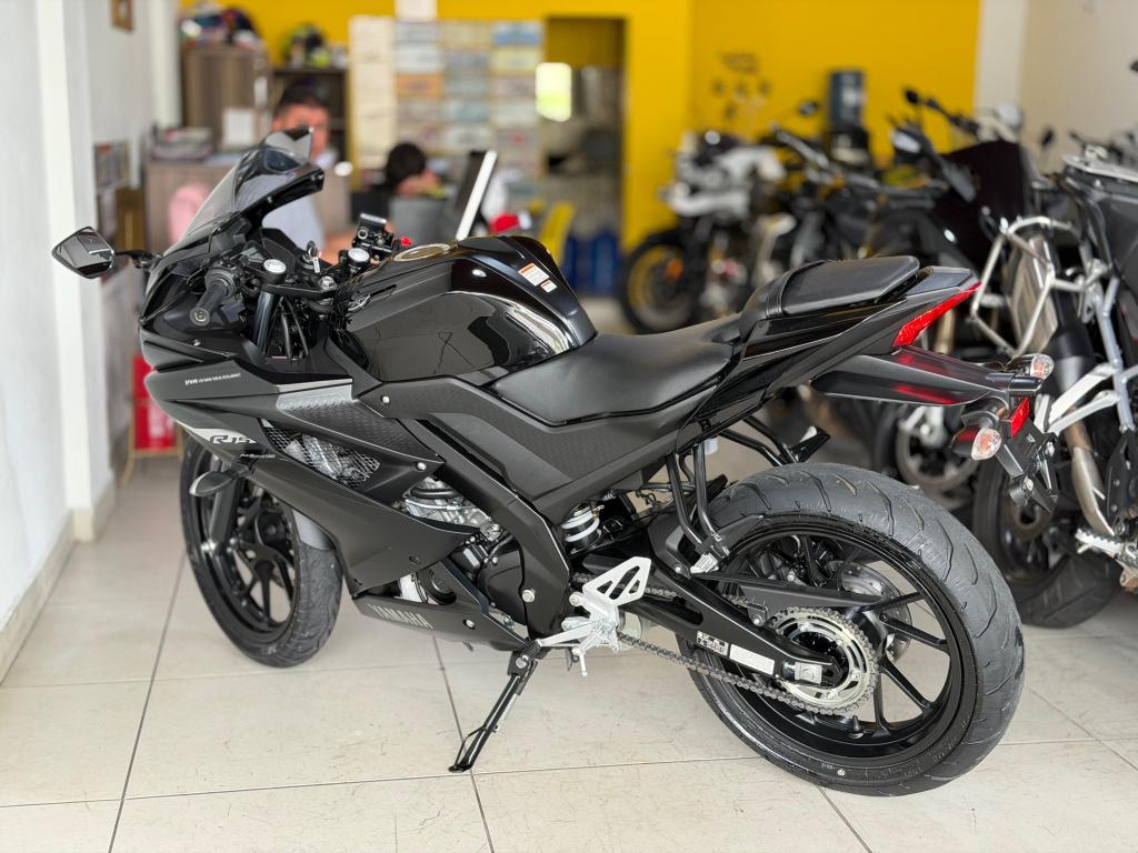 YAMAHA YZF R15 150 - Foto