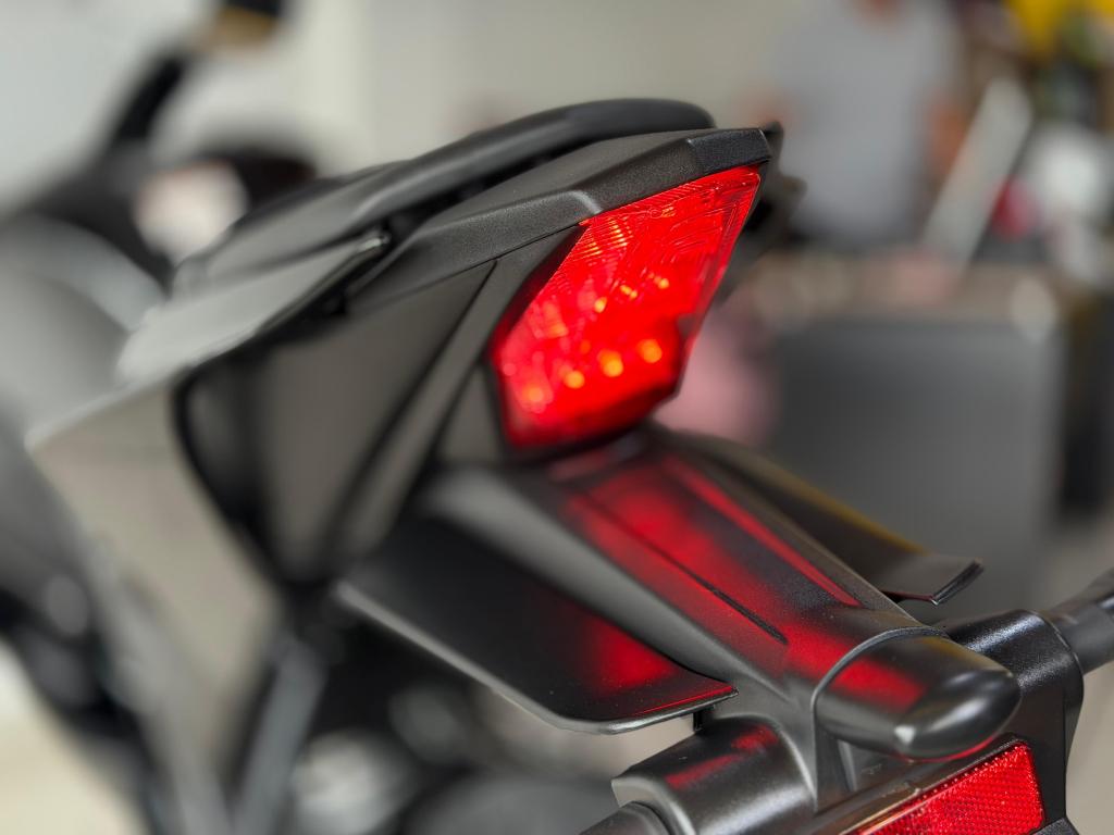 YAMAHA YZF R15 150 - Foto