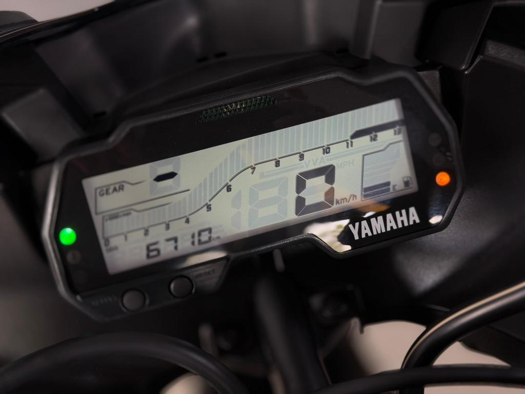 YAMAHA YZF R15 150 - Foto