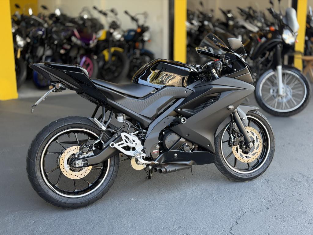 YAMAHA YZF R15 150 - Foto