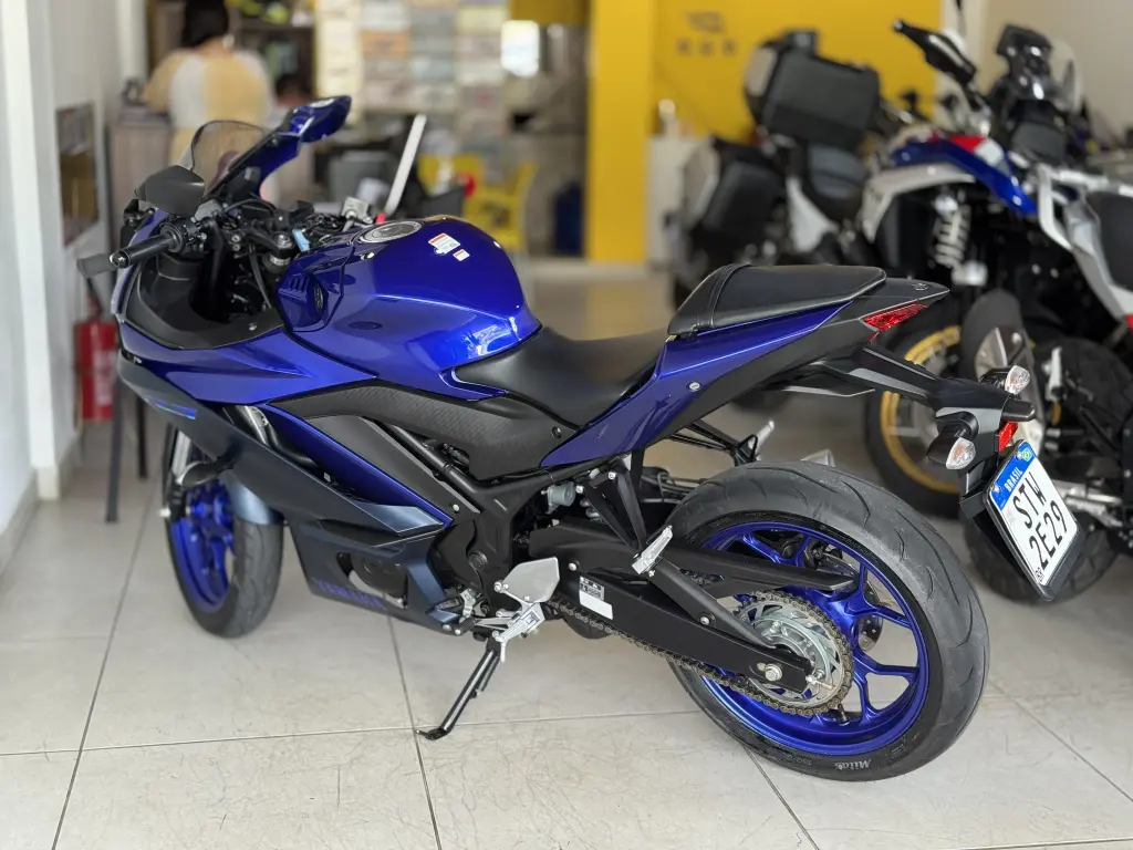 YAMAHA YZF R3 320 - Foto