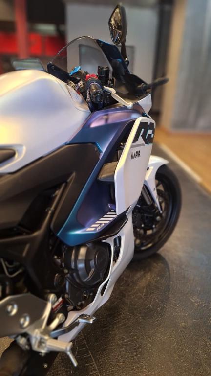 YAMAHA YZF R3 320 - Foto