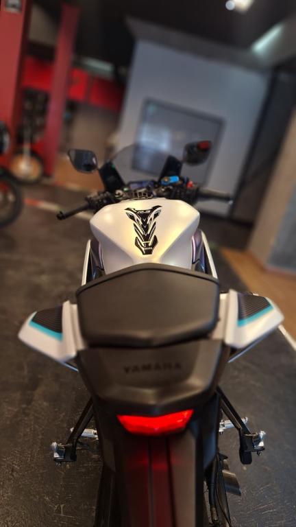 YAMAHA YZF R3 320 - Foto