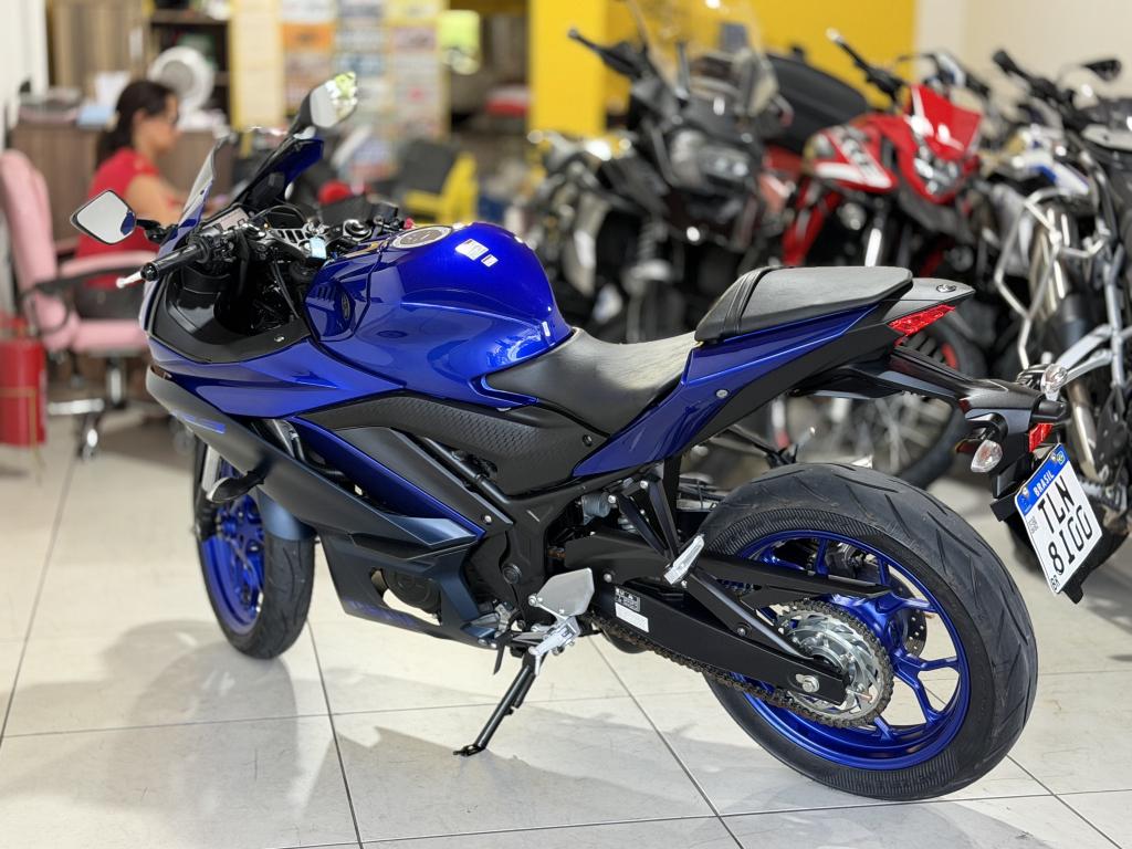 YAMAHA YZF R3 320 - Foto