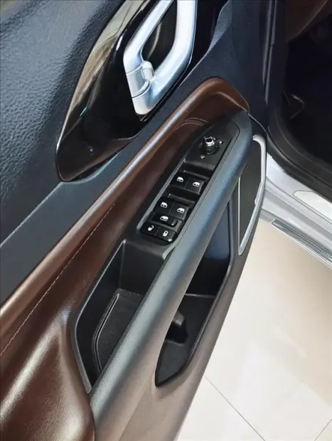 JEEP Commander 2.0 16V 4P TD380 OVERLAND TURBO DIESEL AUTOMTICO, Foto 9