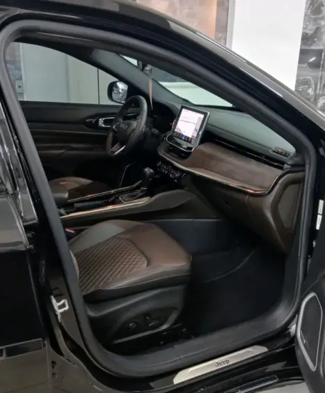 JEEP Commander 2.0 16V 4P TD380 OVERLAND 4X4 TURBO DIESEL AUTOM�TICO AT9, Foto 14