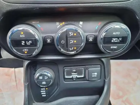 JEEP Renegade 2.0 16V 4P TURBO DIESEL LONGITUDE 4X4 AUTOM�TICO, Foto 13