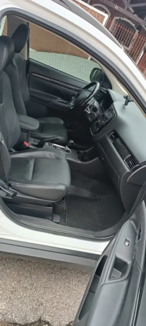 MITSUBISHI Outlander 2.2 16V 4P 4X4 DIESEL 7 LUGARES AUTOM�TICO, Foto 6