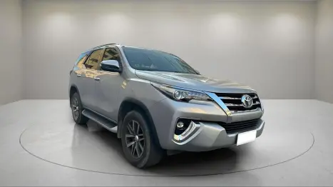 TOYOTA Hilux SW4 2.8 4P SRX 4X4 TURBO DIESEL AUTOMTICO, Foto 2