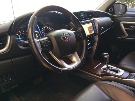 TOYOTA Hilux SW4 2.8 16V 4P SRX 4X4 7 LUGARES TURBO DIESEL AUTOMTICO, Foto 5