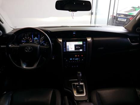 TOYOTA Hilux SW4 2.8 16V 4P SRX 4X4 7 LUGARES TURBO DIESEL AUTOMTICO, Foto 9