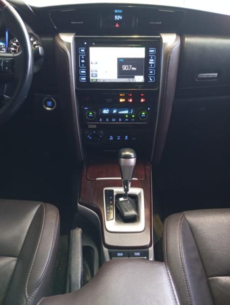 TOYOTA Hilux SW4 2.8 16V 4P SRX 4X4 7 LUGARES TURBO DIESEL AUTOMTICO, Foto 10