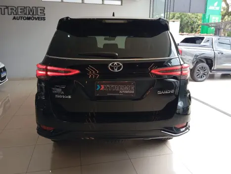 TOYOTA Hilux SW4 2.8 4P SRX 4X4 DIAMOND 7 LUGARES TURBO DIESEL AUTOM�TICO, Foto 4