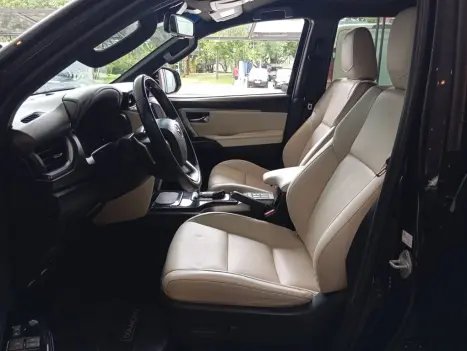 TOYOTA Hilux SW4 2.8 4P SRX 4X4 DIAMOND 7 LUGARES TURBO DIESEL AUTOM�TICO, Foto 5