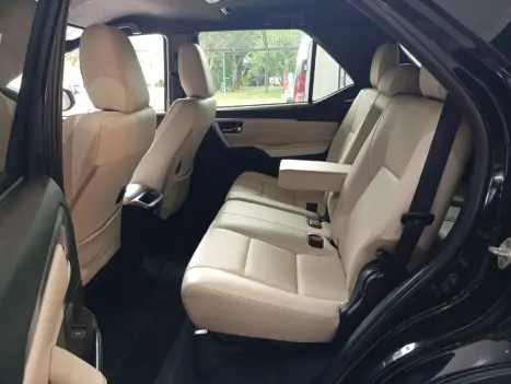 TOYOTA Hilux SW4 2.8 4P SRX 4X4 DIAMOND 7 LUGARES TURBO DIESEL AUTOM�TICO, Foto 6