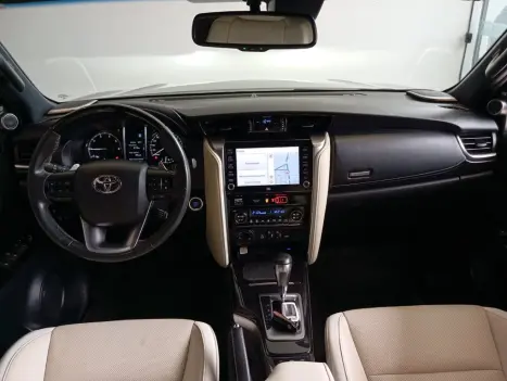 TOYOTA Hilux SW4 2.8 4P SRX 4X4 DIAMOND 7 LUGARES TURBO DIESEL AUTOM�TICO, Foto 8