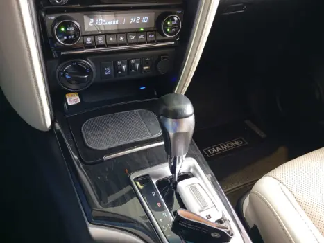 TOYOTA Hilux SW4 2.8 4P SRX 4X4 DIAMOND 7 LUGARES TURBO DIESEL AUTOM�TICO, Foto 12