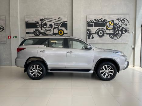 TOYOTA Hilux SW4 2.8 4P SRX 4X4 TURBO DIESEL AUTOM�TICO, Foto 5