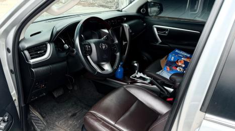 TOYOTA Hilux SW4 2.8 4P SRX 4X4 TURBO DIESEL AUTOMÁTICO, Foto 9