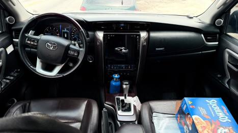 TOYOTA Hilux SW4 2.8 4P SRX 4X4 TURBO DIESEL AUTOMÁTICO, Foto 10