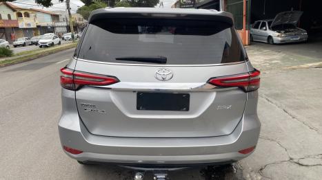 TOYOTA Hilux SW4 4.0 V6 24V 4P SRX 4X4 7 LUGARES AUTOM�TICO, Foto 3