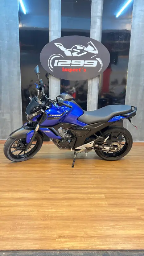 YAMAHA FZ 15 Fazer ABS, Foto 3