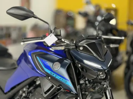 YAMAHA MT-03 300 ABS, Foto 2