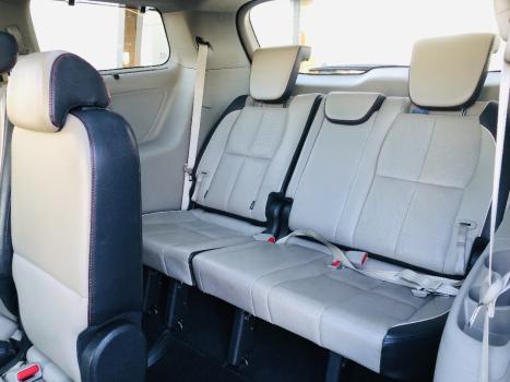 KIA Carnival 3.3 V6 4P EX, Foto 12