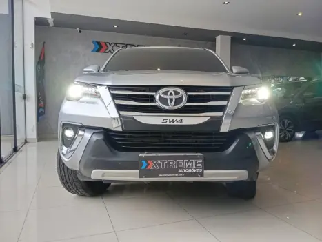 TOYOTA Hilux SW4 2.8 16V 4P SRX 4X4 7 LUGARES TURBO DIESEL AUTOMTICO, Foto 3