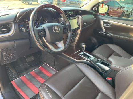 TOYOTA Hilux SW4 2.8 4P SRX 4X4 TURBO DIESEL AUTOMTICO, Foto 11