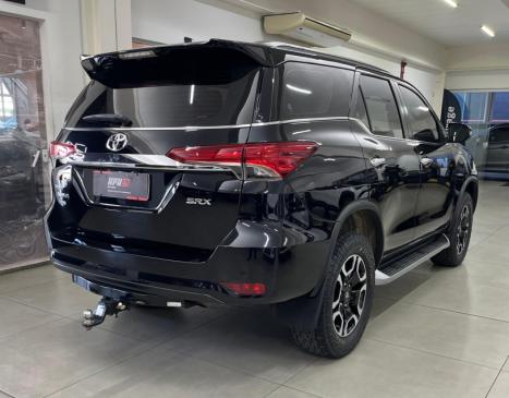 TOYOTA Hilux SW4 2.8 4P SRX 4X4 TURBO DIESEL AUTOMTICO, Foto 4