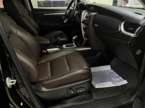 TOYOTA Hilux SW4 2.8 4P SRX 4X4 TURBO DIESEL AUTOMTICO, Foto 13