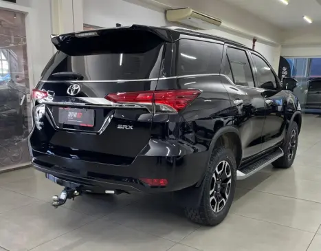 TOYOTA Hilux SW4 2.8 4P SRX 4X4 TURBO DIESEL AUTOMTICO, Foto 4