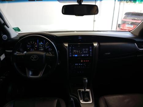TOYOTA Hilux SW4 2.8 16V 4P SRX 4X4 7 LUGARES TURBO DIESEL AUTOMTICO, Foto 9