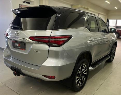 TOYOTA Hilux SW4 2.8 4P SRX 4X4 TURBO DIESEL AUTOMTICO, Foto 4