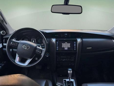 TOYOTA Hilux SW4 2.8 4P SRX 4X4 TURBO DIESEL AUTOMTICO, Foto 5
