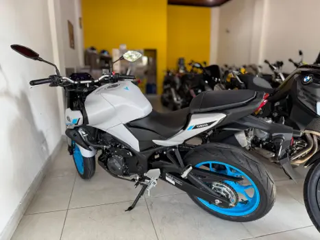 YAMAHA MT-03 300 ABS, Foto 8