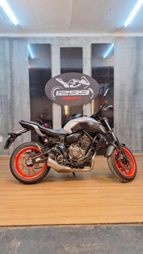 YAMAHA MT-07 700 ABS, Foto 2
