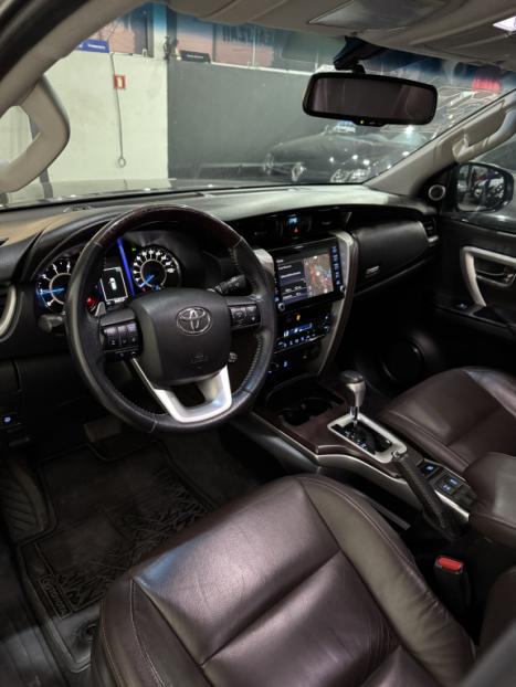 TOYOTA Hilux SW4 2.8 16V 4P SRX 4X4 7 LUGARES TURBO DIESEL AUTOMTICO, Foto 7
